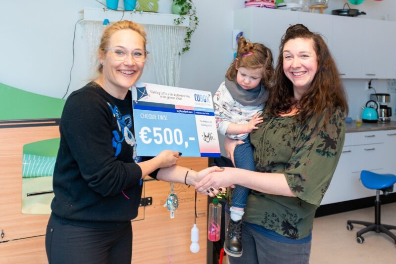 foto overhandiging cheque